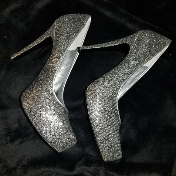 BCBG heels - Picture 2 of 5